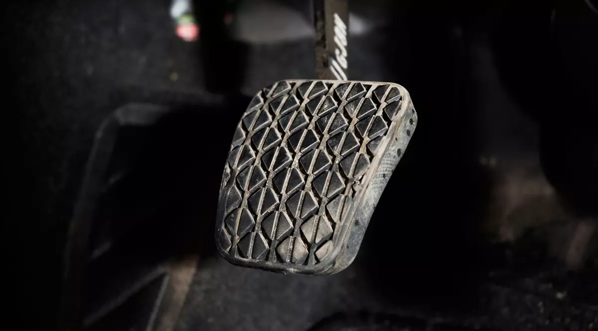 Imagine cu pedala de frână a unei mașini