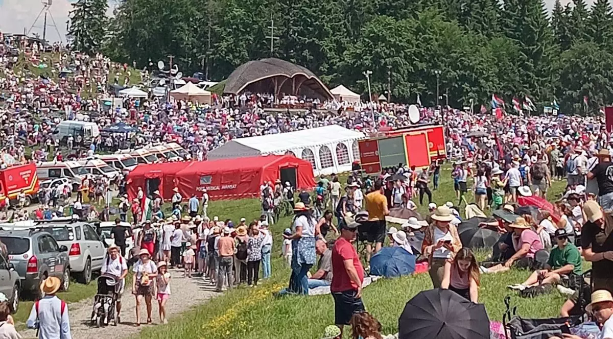 Sute de mii de oameni adunați pe câmpia din Șumuleu Ciuc în timpul pelerinajului de usalii