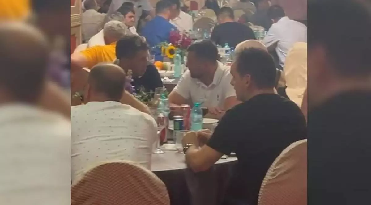 Ănimagine se văd mai mulți bărbați care stau la mese și par să se simtă bine