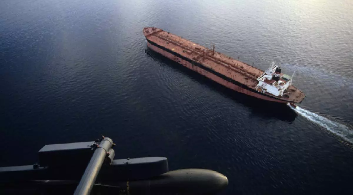 Un petrolier francez, supravegheat de avioane de pe portavionul Clemenceau, la intrarea în strâmtoarea Ormuz (Iran), 1988