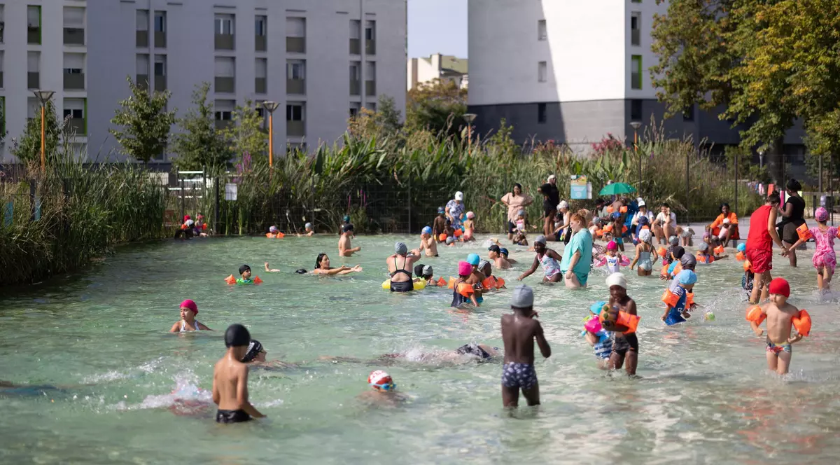 Țara în care bărbații au voie doar în slip la piscină. Care este motivația legii