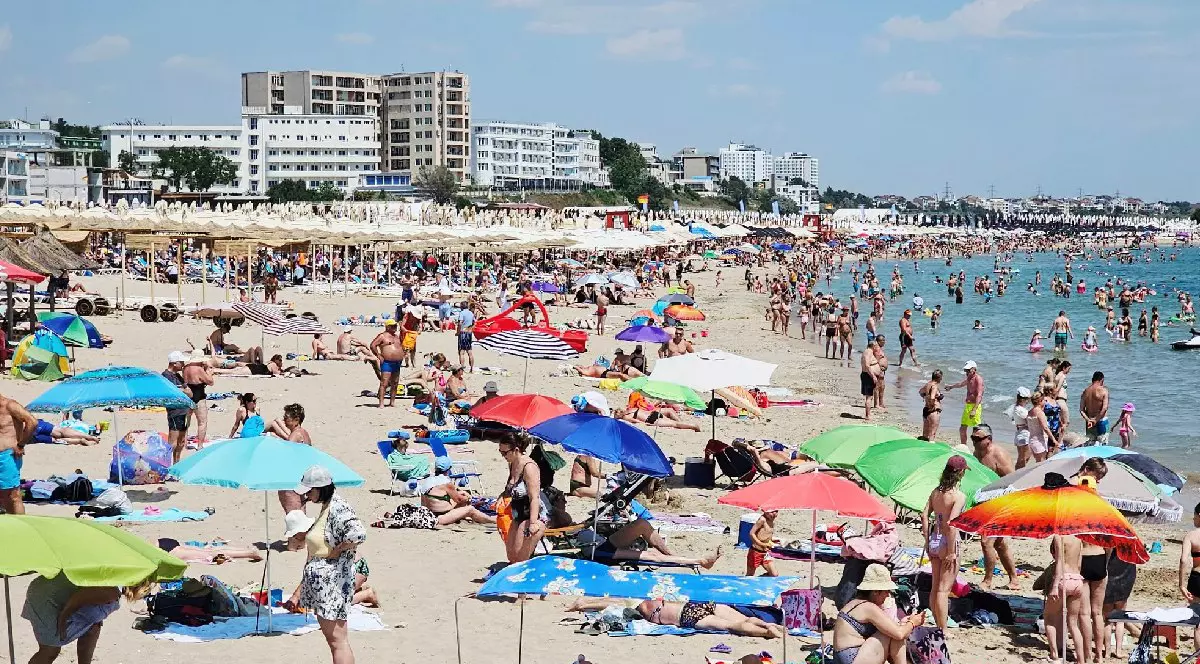 Plaja plină de oameni, turisti in apa, Eforie Nord, 23 iunie 2025