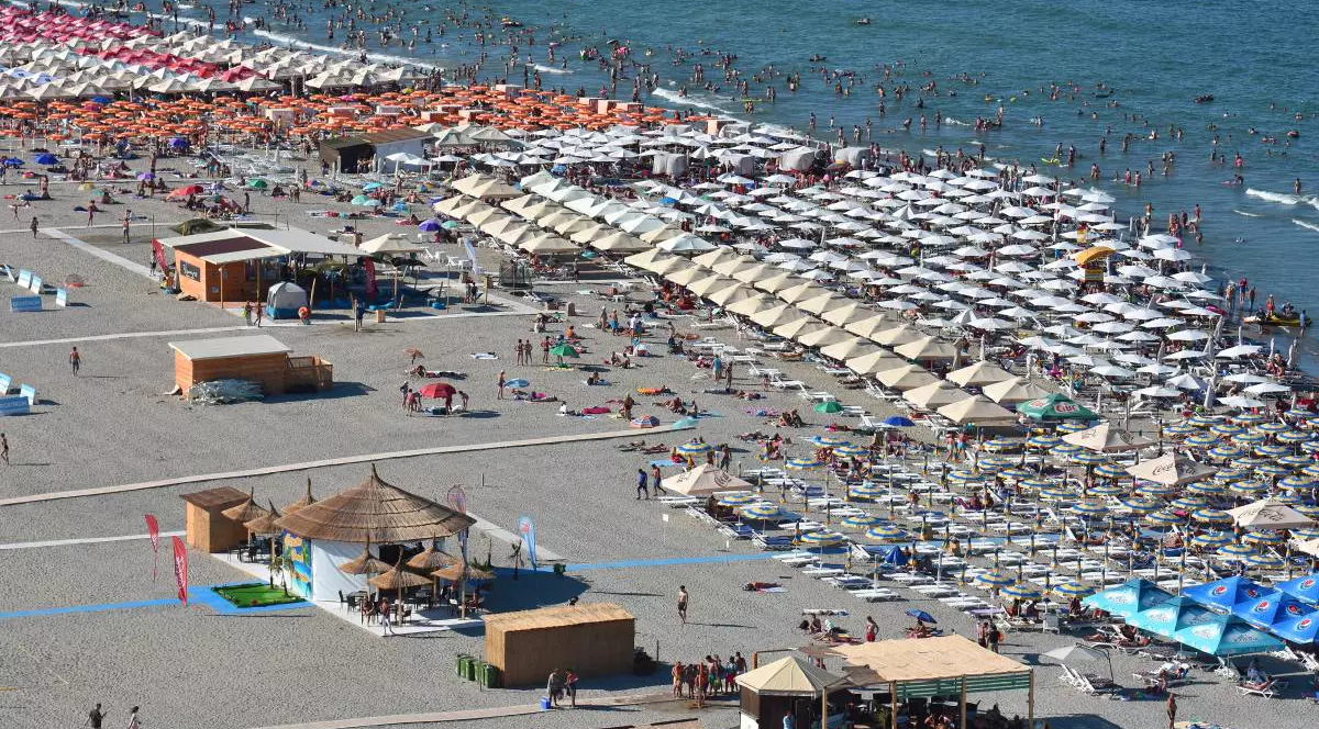 Plaja de la Mamaia, plină de turiști și umbrele în sezonul estival
