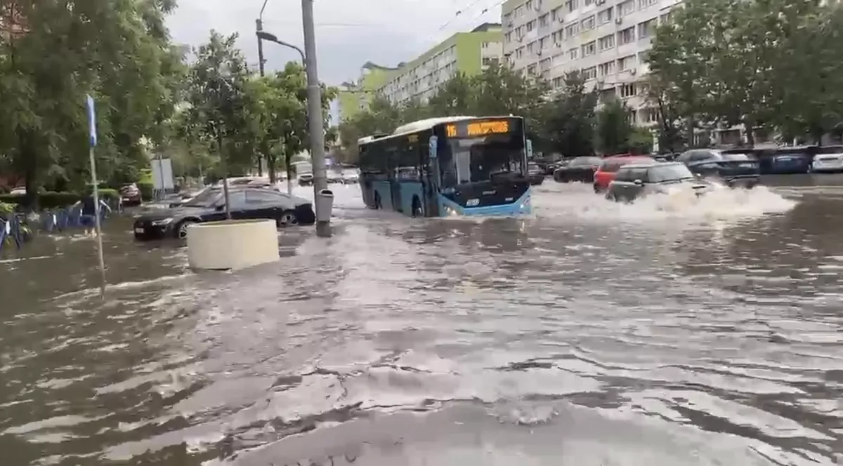 Ploaie puternică în București.