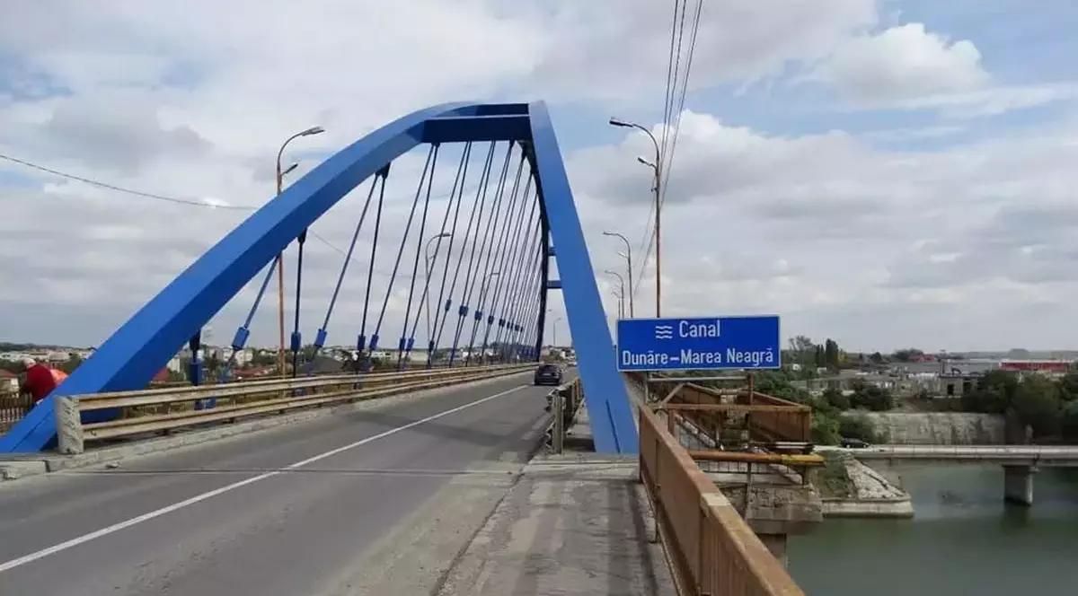 Imagine cu podul rutier de la Murfatlar peste Canalul Dunăre-Marea Neagră