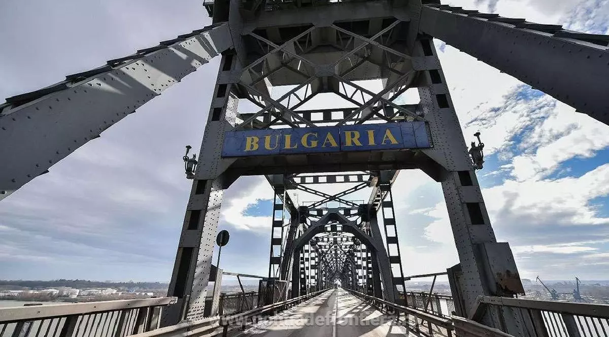 Podul Prieteniei - Bulgaria, de pe care se poate observa un semn albastru, cu scris galben pe