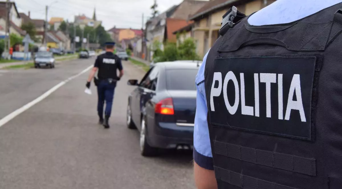 Polițiștii români în timp ce opresc mașini în trafic pentru un control de rutină.