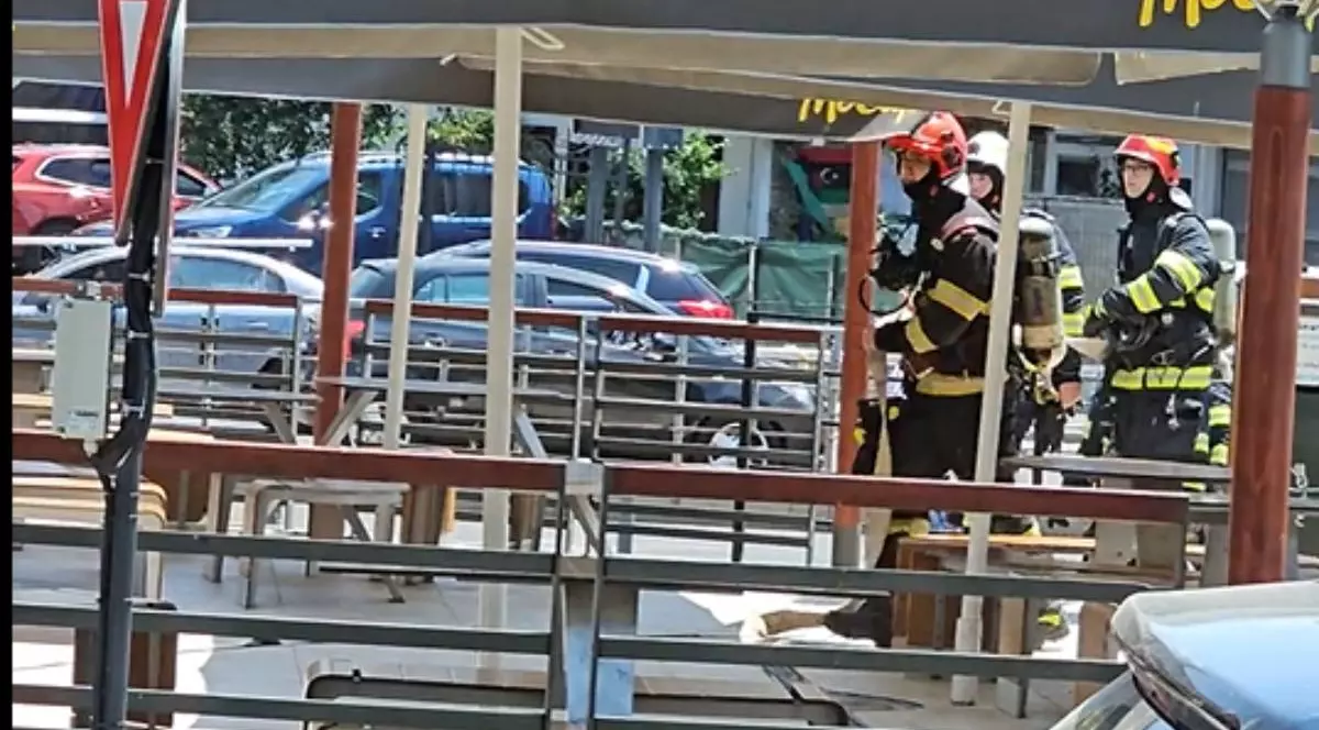 Incendiu la McDonald's în București. Un angajat s-a urcat pe acoperiș înainte să vină pompierii: „Merită un McPuișor"