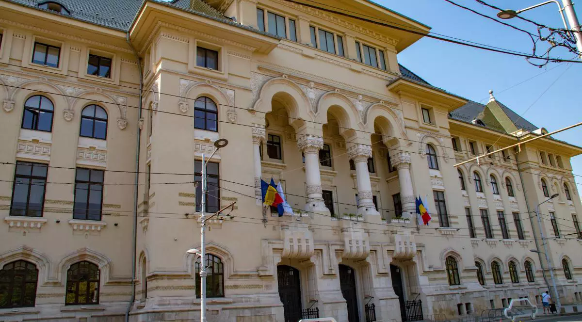 Intrarea din față în sediul Primăriei Municipiului București