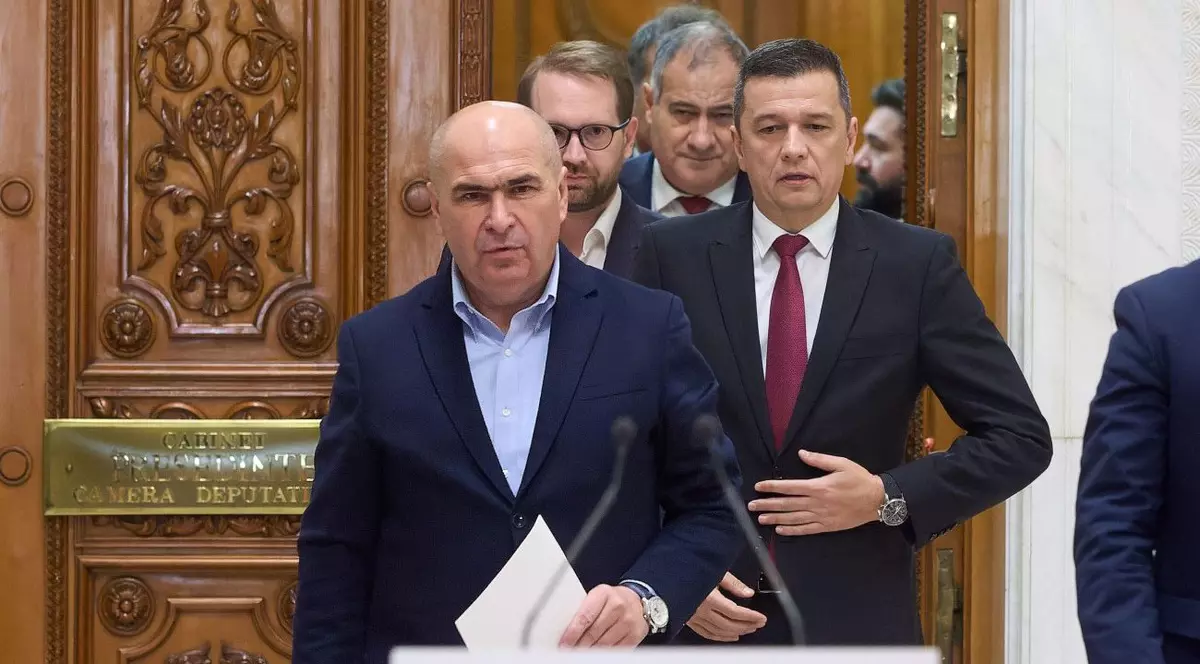 Ilie Bolojan (PNL) și Sorin Grindeanu (PSD), alături de Dominic Fritz (USR, în spate) sunt trei dintre participanții la negocierile de la Guvern