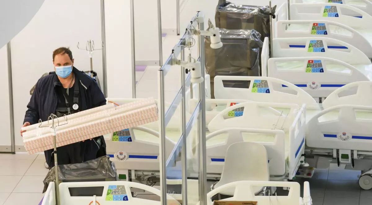 Paturi și echipamente medicale sunt depozitate în holul Spitalului Universitar Clinic Pauls Stradins din Riga, Letonia