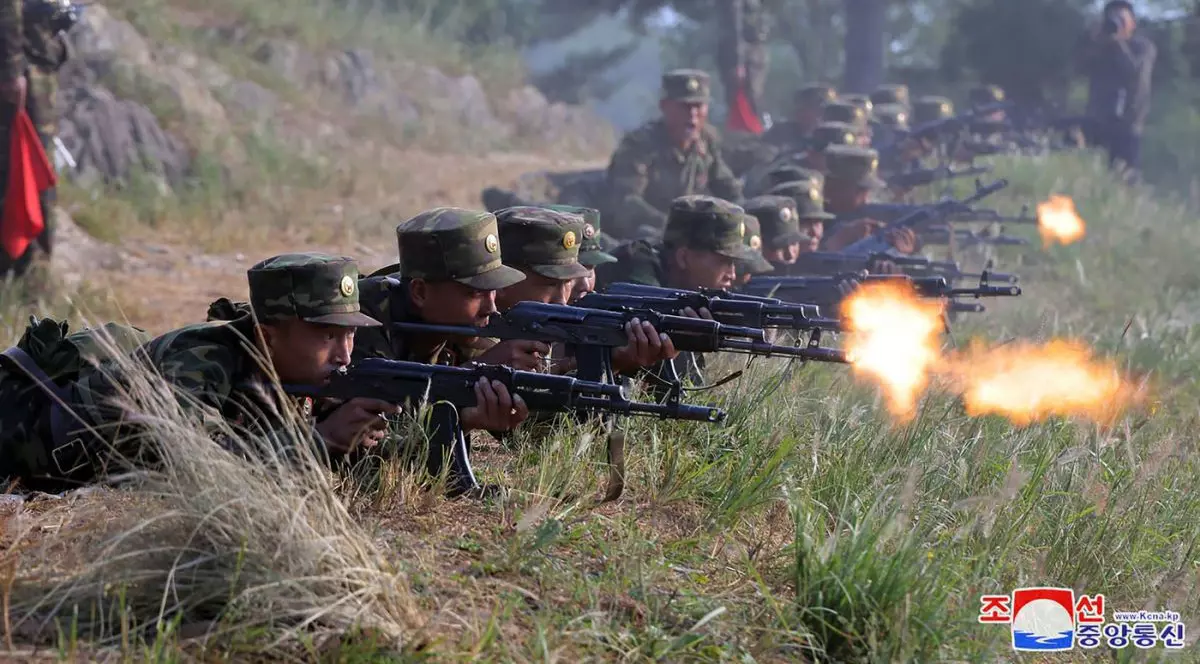 Soldați nord-coreeni execută un exercițiu de tragere cu muniție reală într-o bază de antrenament din Coreea de Nord, aprilie 2024