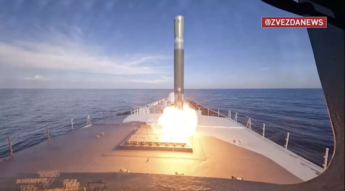 lansarea unei rachete Zircon de pe o nava de lupta