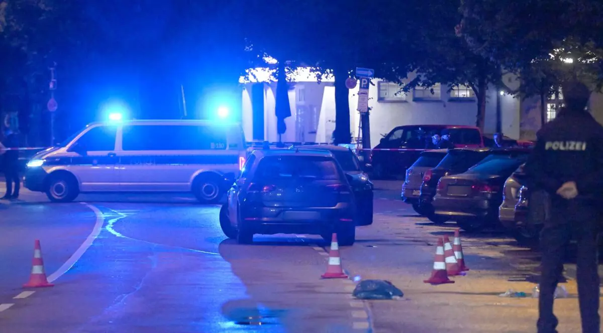 Polițișrii stau în stradă, în urma unui atac cu cuțitul asupra trecătorilor la Munchen, Germania