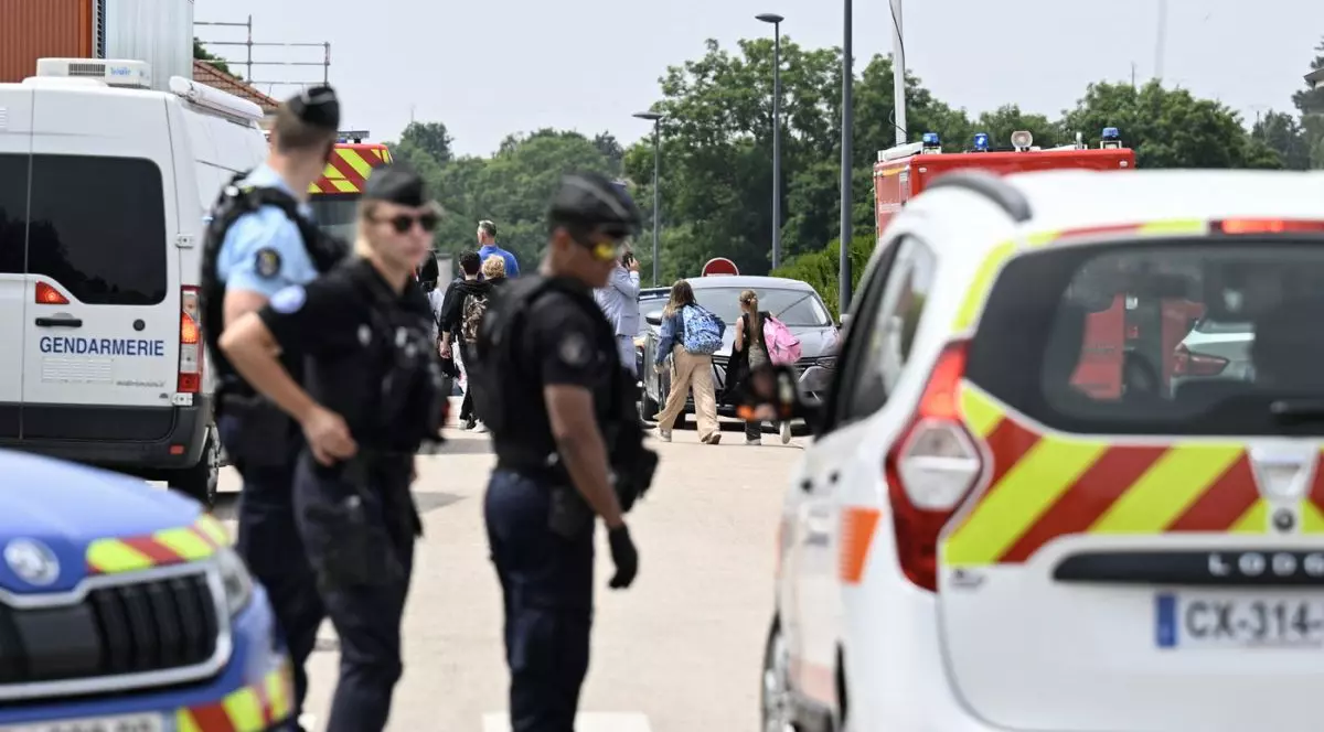 Elevii pleacă în timp ce jandarmii francezi controlează accesul într-un liceu după ce o asistentă școlară în vârstă de 31 de ani a fost înjunghiată cu un cuțit de un elev de 15 ani în timpul unei percheziții a genților în Nogent, estul Franței
