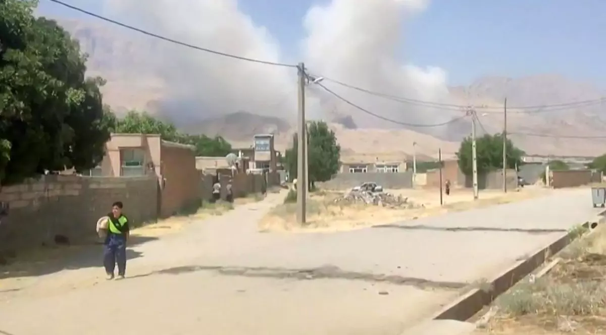 Fum ridicându-se în aer, în urma unui atac israelian în provincia Kermanshah din vestul Iranului, pe 13 iunie 2025.