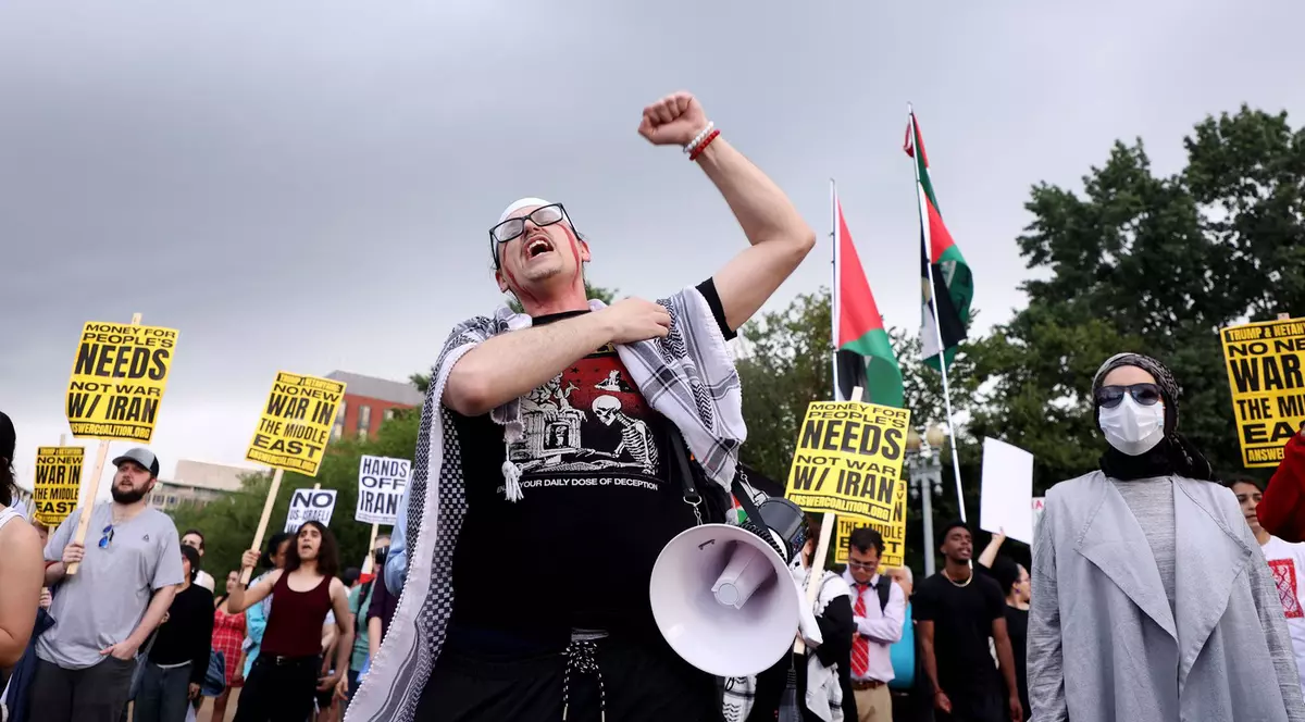 Demonstrație „Nu războiului împotriva Iranului” în fața Casei Albe din Washington, SUA. Demonstranții protestează împotriva atacurilor israeliene asupra Iranului și împotriva unei eventuale implicări a SUA în conflict,
