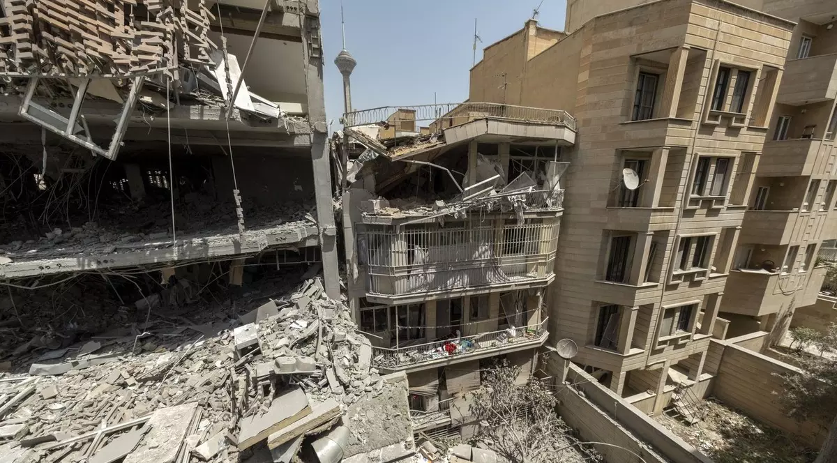 Clădiri sunt distruse în urma atacurilor israeliene într-o zonă rezidențială din vestul Teheranului, Iran, pe 25 iunie 2025, în timp ce între Iran și Israel a fost declarat un armistițiu pe 24 iunie. Războiul Iran-Israel, urmări, Teheran - 25 iunie 2025