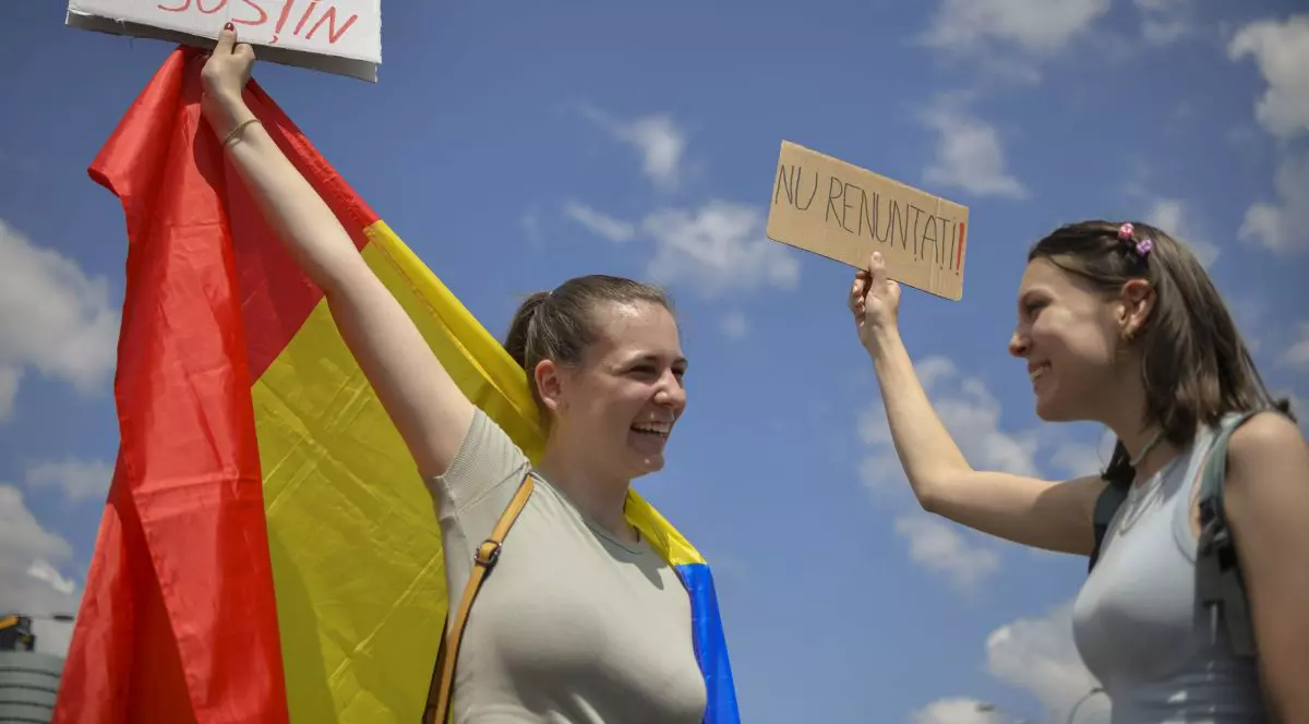 Doua tinere striga lozinci in timpul unui protest urmat de un mars intre Piata Victoriei si Palatul Cotroceni, organizat de sindicatele din Invatamant, prin care cer cresteri salariale, in Bucuresti, marti, 30 mai 2023. De luni, 22 mai 2023, au intrat in greva peste 150.000 de profesori si peste 70.000 de angajati care fac parte din categoria personalului didactic auxiliar si nedidactic. ALEXANDRU DOBRE/ MEDIAFAX FOTO.