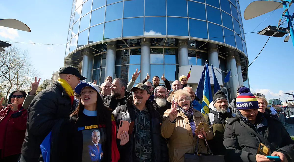 Sustinatori ai lui Calin Georgescu protesteaza spontan in fata Inaltei Curti de Casatie si Justitie impotriva respingerii cererii de suspendarea a efectelor documentelor desecretizate depuse la CSAT ce au stat la baza anularii primului tur al alegerilor prezidentiale, in Bucuresti, 8 aprilie 2025. Inquam Photos / Codrin Unici