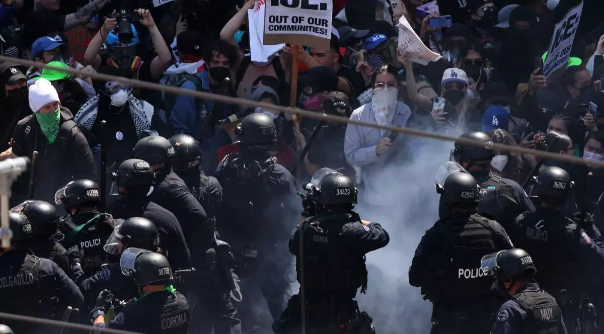 8 iunie 2025, Los Angeles, California, SUA, Protestatari cu m[sti si pancarte se ciocnesc cu forțele de ordine inarmate în centrul orașului Los Angeles, în a treia zi de proteste împotriva ICE și politica de imigrare a lui Trump,