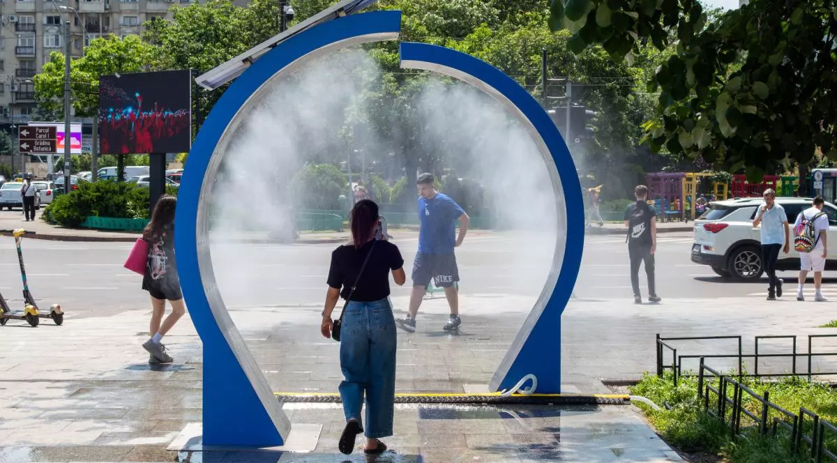 Capitala se pregătește de caniculă: au apărut puncte de răcorire pentru pietonii din București. Unde le găsești și cum funcționează