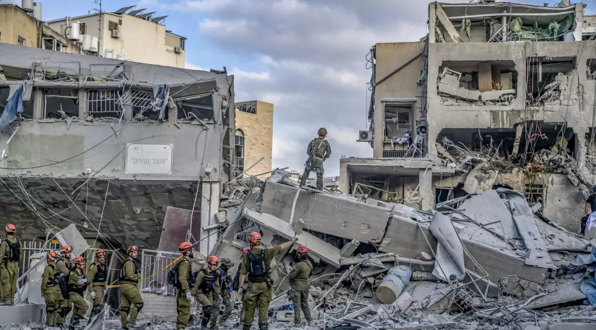 Mai multe clădiri din Iran au fost complet distruse pereții s-au dărâmat și a mai rămas doar scheletul de beton după bombardamente, iar pompierii încearcă să găsească supraviețuitori printre dărâmături.