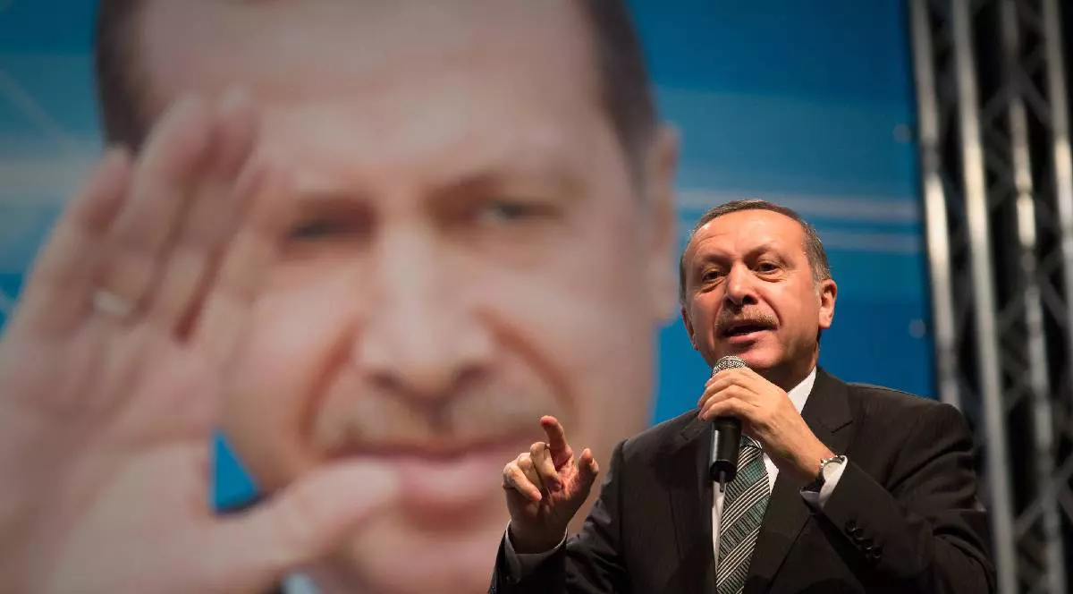 Recep Tayip Erdoğan vorbește gesticulând într-o apariție în fața publicului