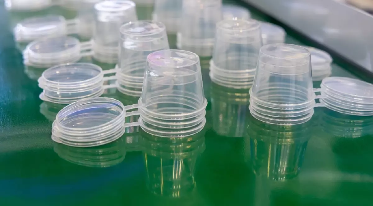 Ce este polipropilena PP şi cât de sigură este pentru depozitarea alimentelor - Imagine cu mici recipiente de polipropilenă