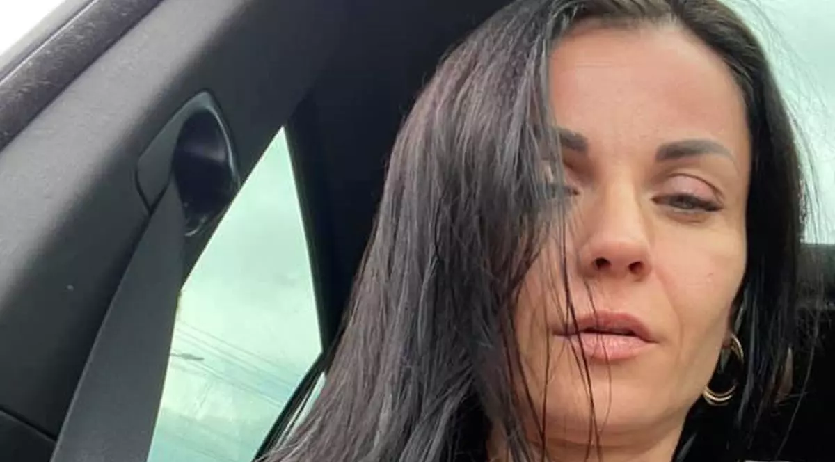 „Regina drogurilor” din România, Elena Marsilia Mantu, este într-o mașină, iar în partea dreaptă se vede centura auto