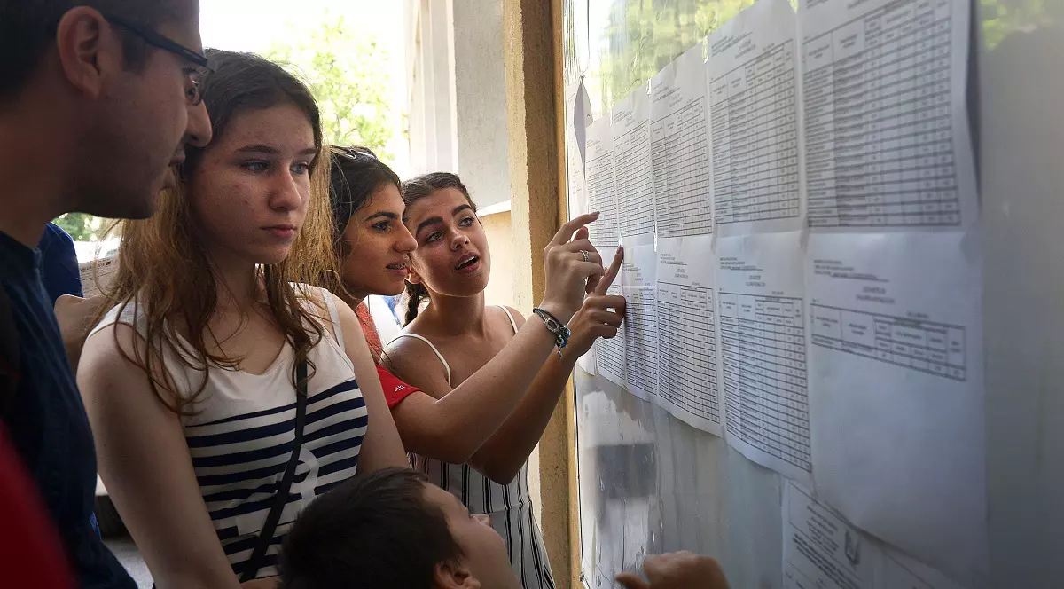 Rezultate Evaluare Națională Harghita 2025. Notele, publicate pe edu.ro - Imagine cu elevi de clasa a VIII-a care îşi caută notele la Evaluare Naţională la avizierul şcolii
