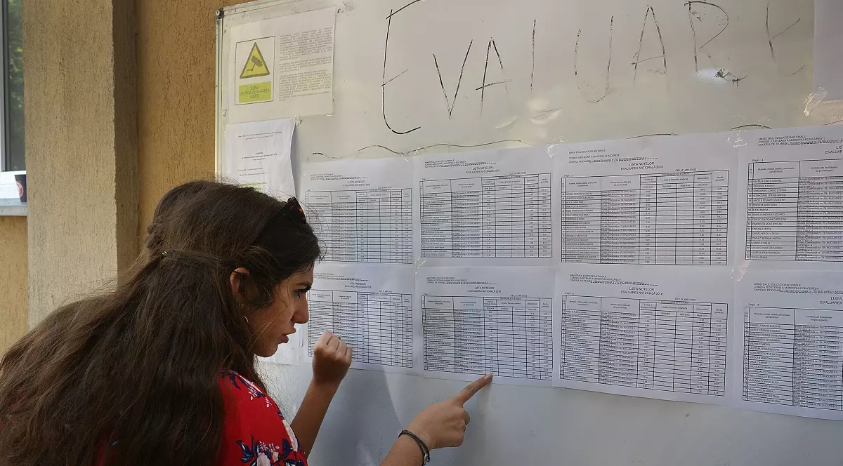 Rezultate Evaluare Națională Ilfov 2025. Notele, publicate pe edu.ro - Imagine cu elevi care îşi verifică notele la avizierul şcolii