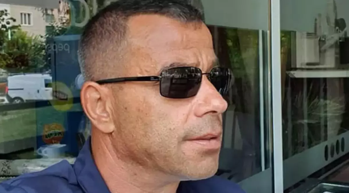 În imagine este ilustrat un bărbat cu ochelari pe față