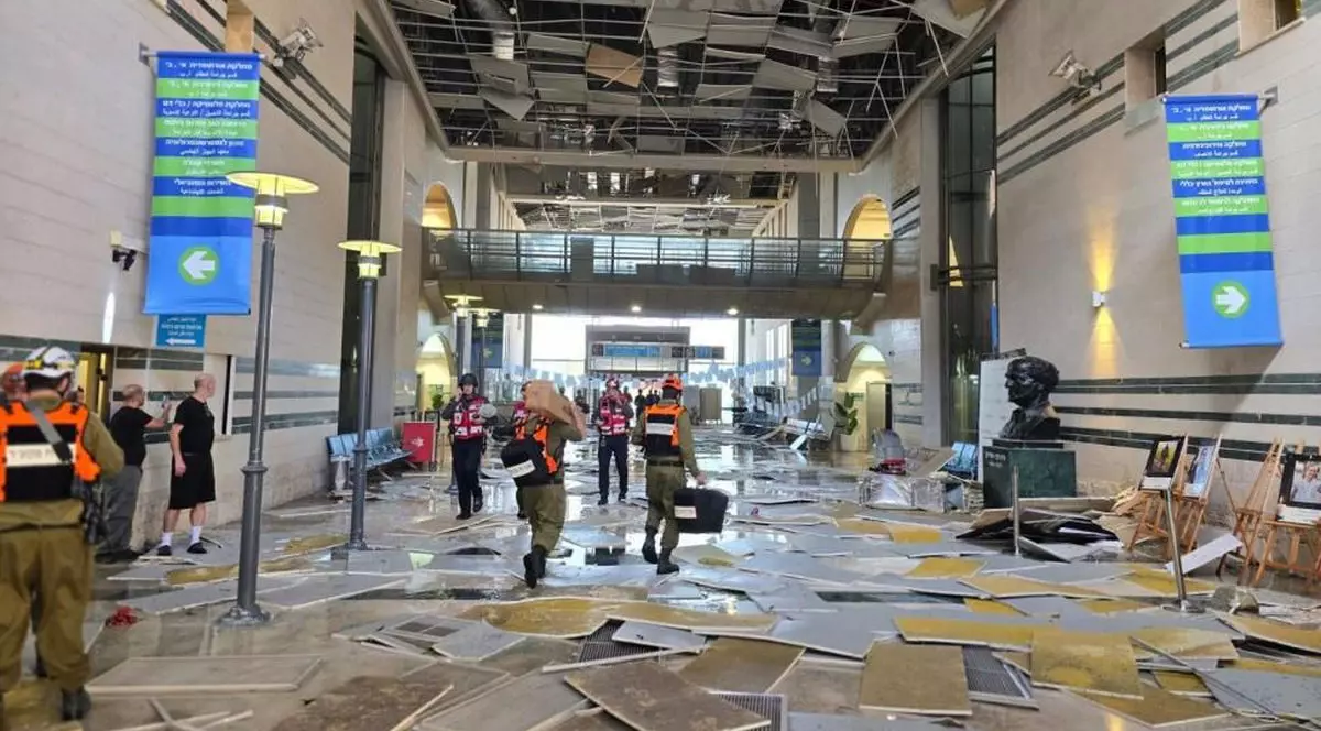 Un atac cu rachetă balistică iraniană a lovit Spitalul Soroka din Beersheba, Israel, provocând distrugeri semnificative, tavanul este distrus, 19 iunie 2025