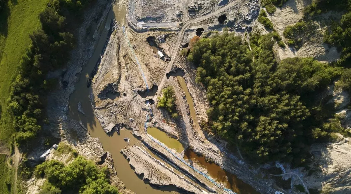 Salina Praid se prăbușește lent, apa râului Corund a intrat prin pereții minei și crește astfel cantitate de cloruri din apa râului.
