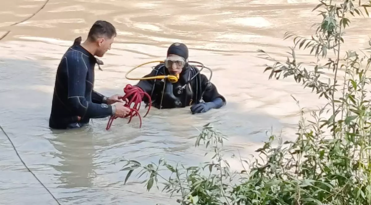 Doi scafandri surprinși în timp ce căutau cadavrul femeii din Brăila, care s-a aruncat în Siret