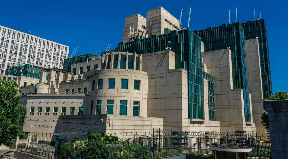 Imagine cu sediul MI6 din Londra