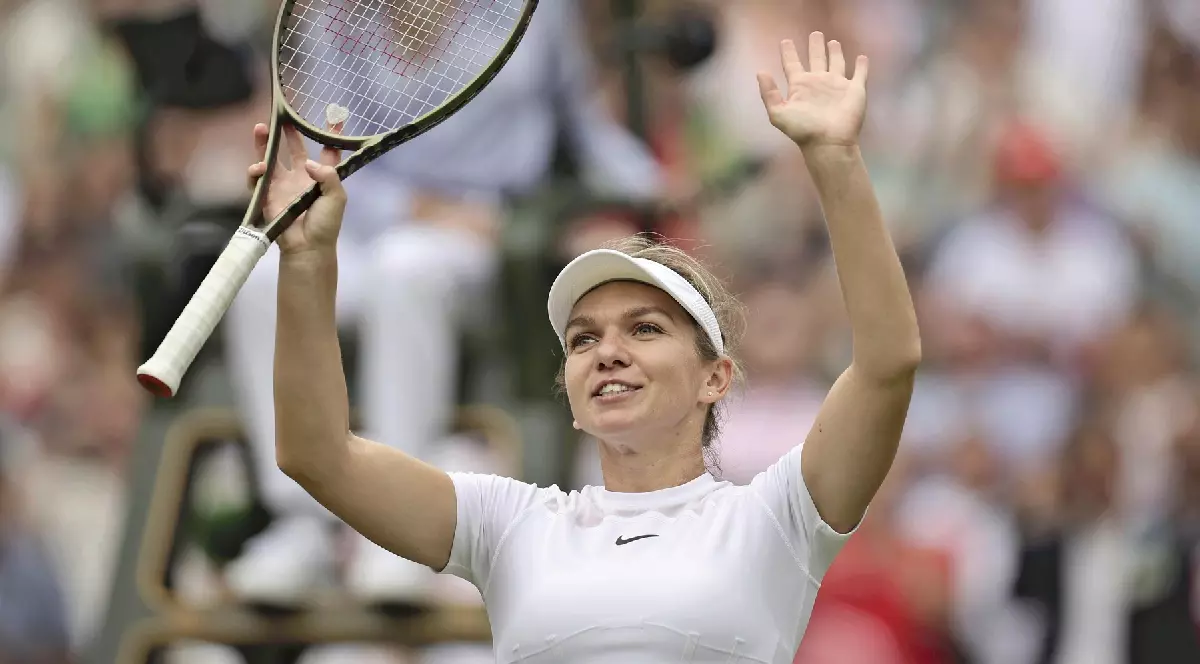 Simona Halep ține o rachetă de tenis în mâna dreaptă și mâna stângă în aer în timp ce se bucură de o victorie pe teren
