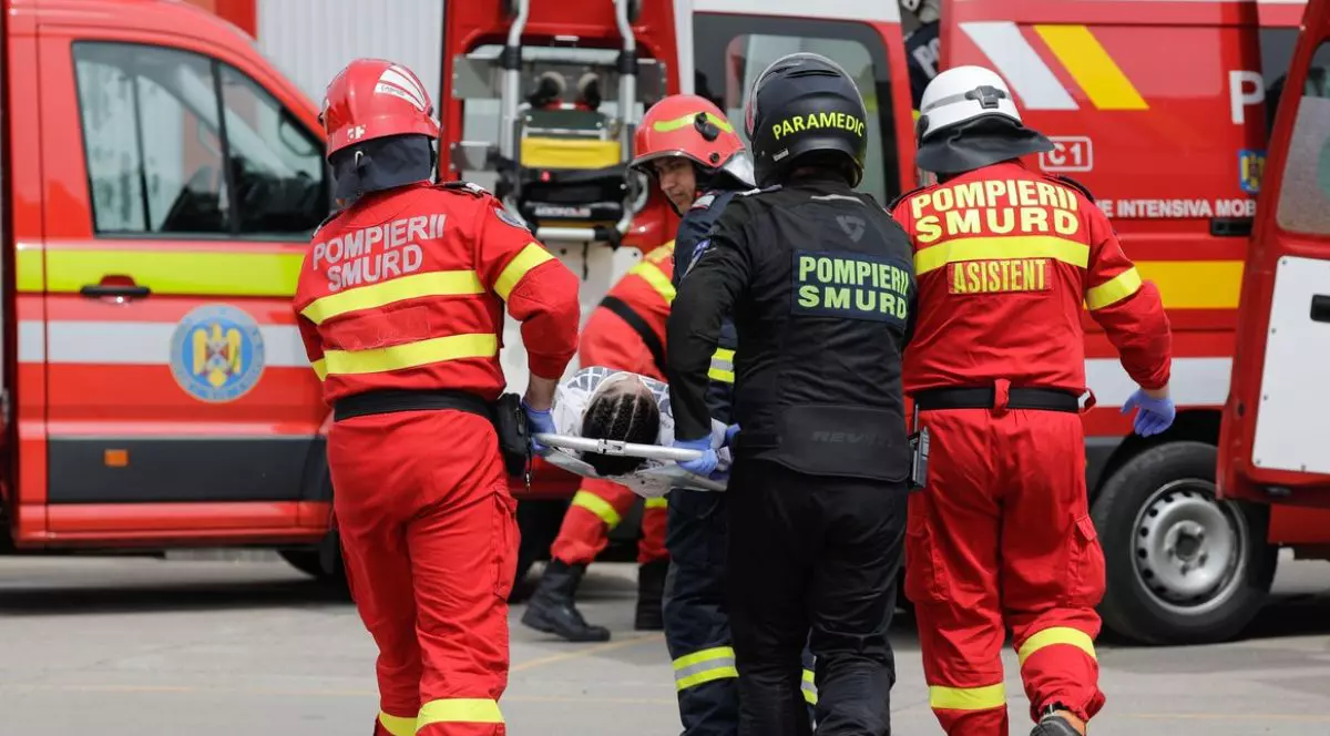 Echipajele de intervenție de urgență, pompierii și paramedicii români, se antrenează pentru a extrage și salva victima unui accident