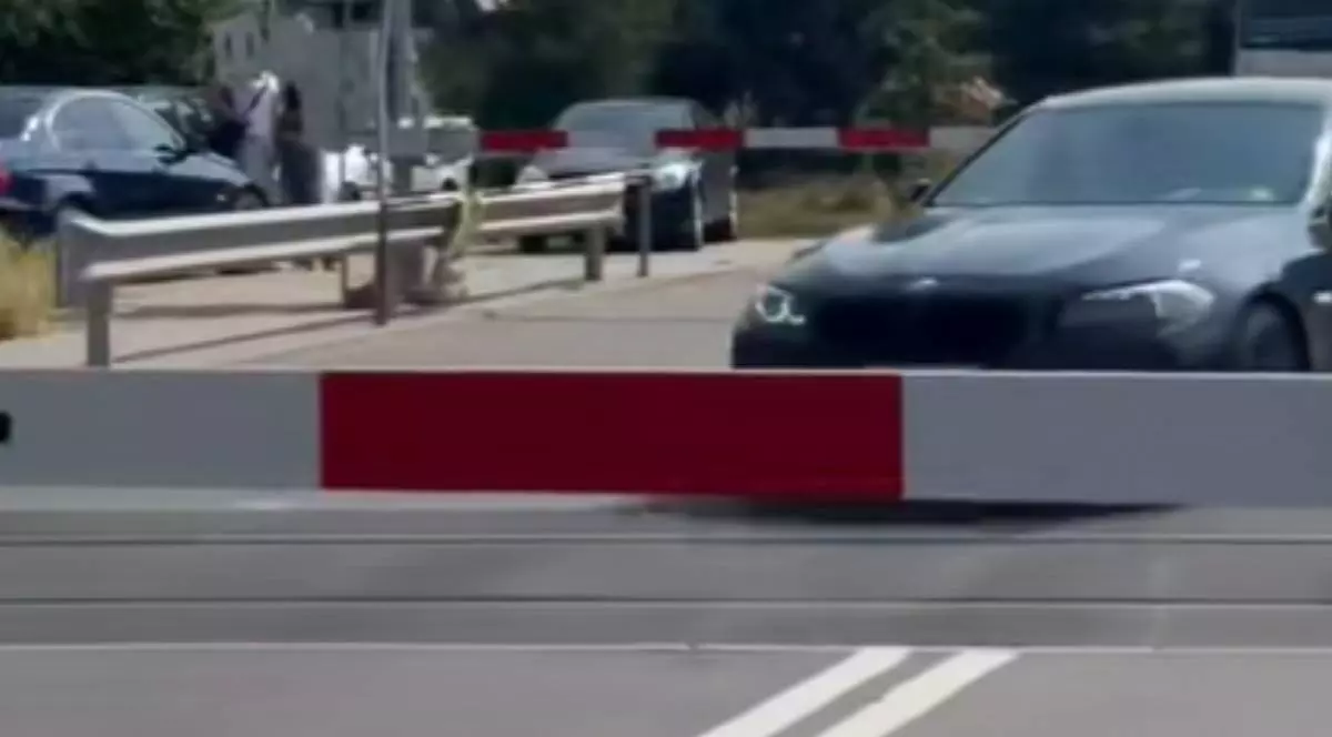 Imagine cu BMW-ul în timp ce se apropie de bariera coborâtă