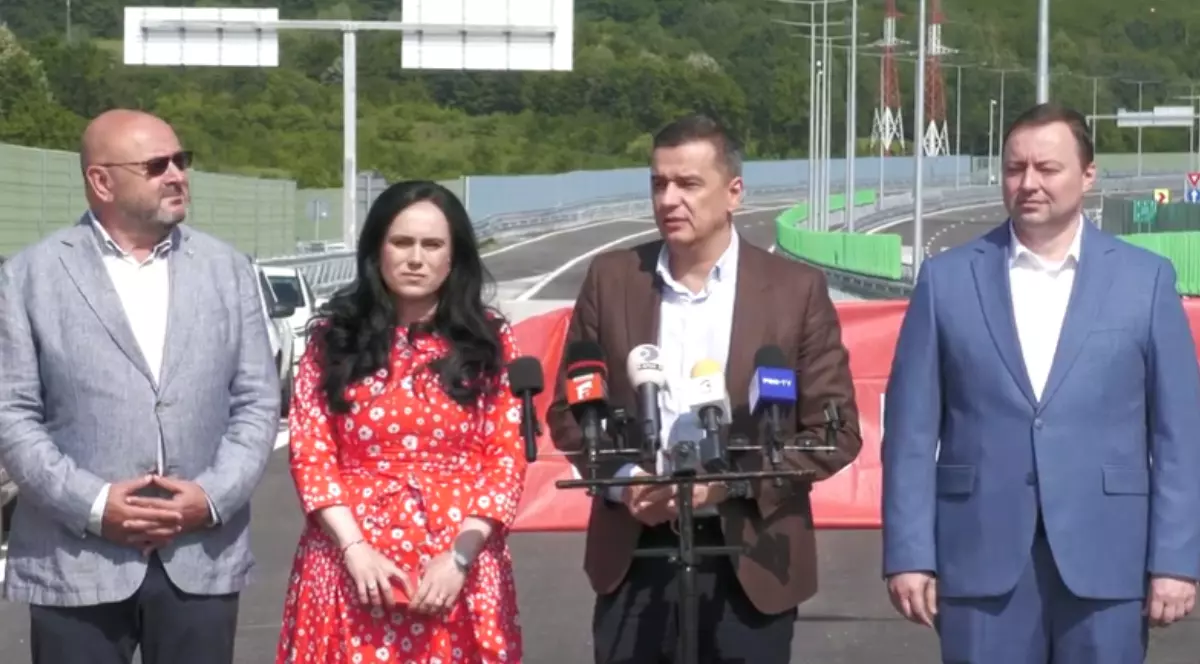 În imagine este ilustrat Sorin Grindeanu, în timp ce face declarații pe autostradă