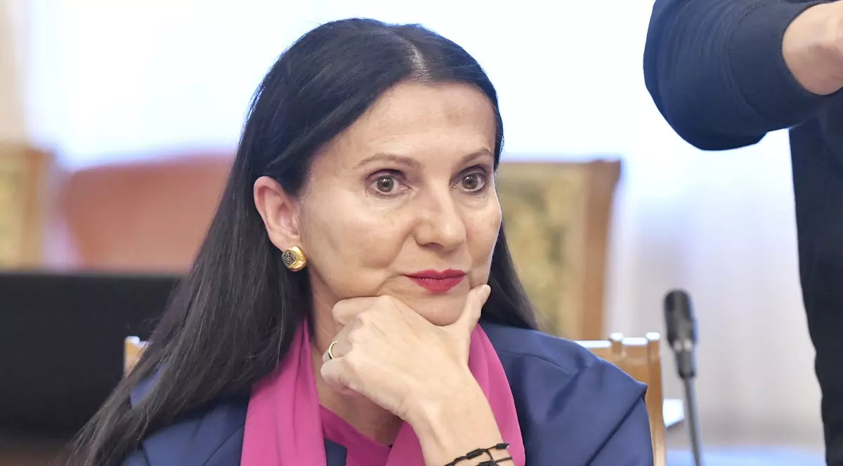 Sorina Pintea surprinsă în timp ce ține o mână la bărbie