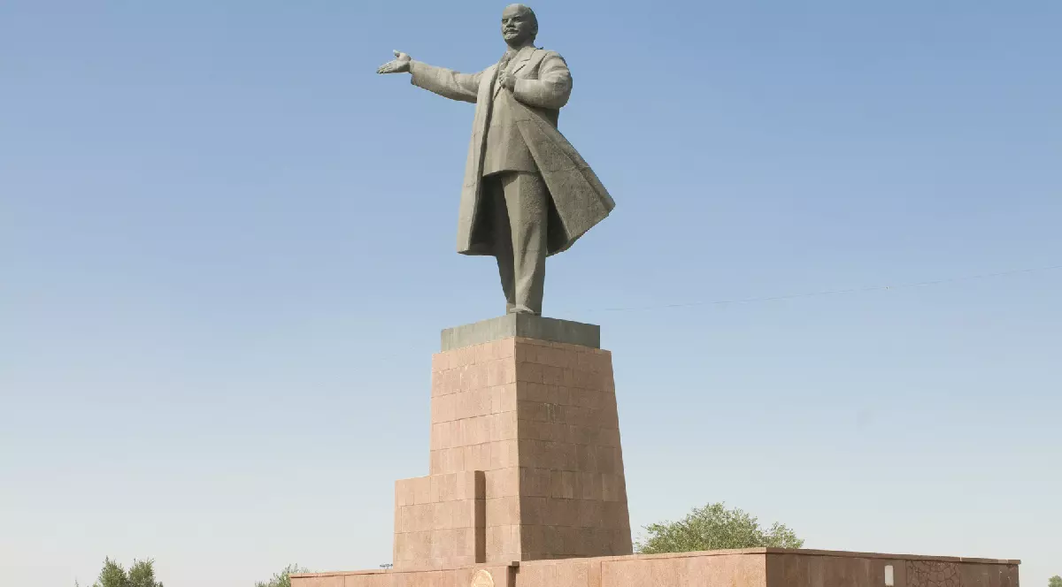 în imagine este o statuie a lui Lenin în care acesta stă cu mâna dreaptă ridicată și privește în zare