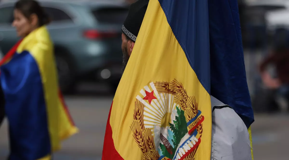 Cine să le dea românilor rușine?