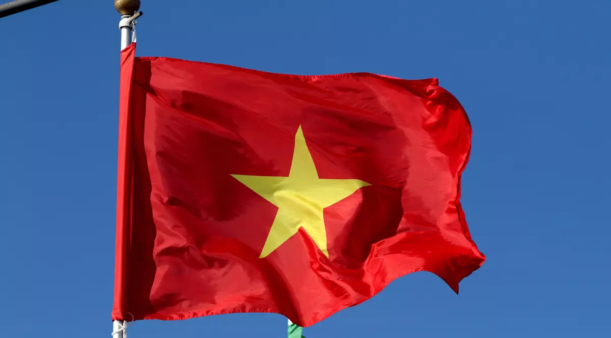 Steagul Vietnamului, pe fundal este cerul albastru