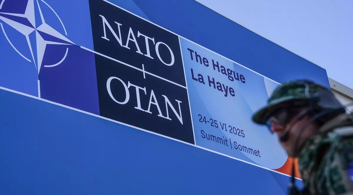 Un membru al forțelor de securitate se află la datorie în fața locației unde se desfășoară summitul NATO.