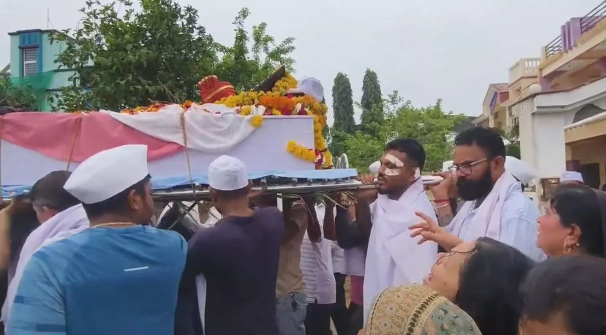 Supraviețuitorul accidentului Air India, cu bandaje pe față, poartă pe brațe sicriul cu trupul fratelui său, mort în accidentul aviatic din India din 15 iunie 2025