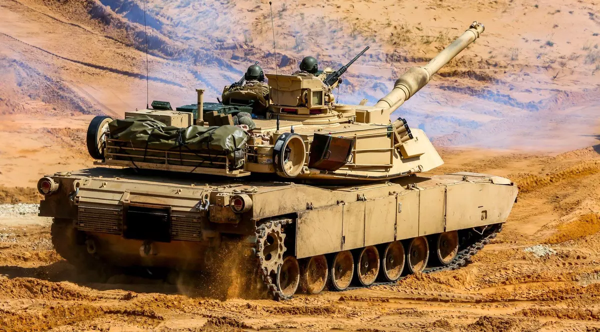 Imagine cu un tanc Abrams. În vehiculul militar se află doi soldați. Muniție pentru Abrams va fi produsă la Dragomirești