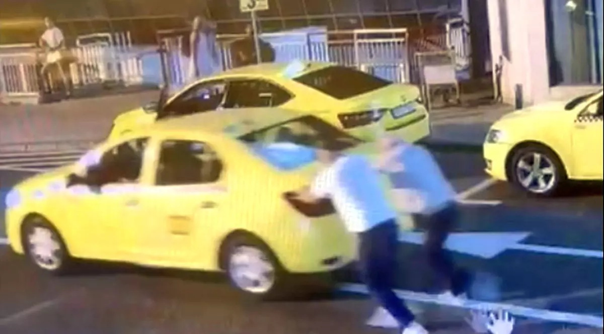 A fost nevoie de doi oameni care să împingă taxiul ca să pornească