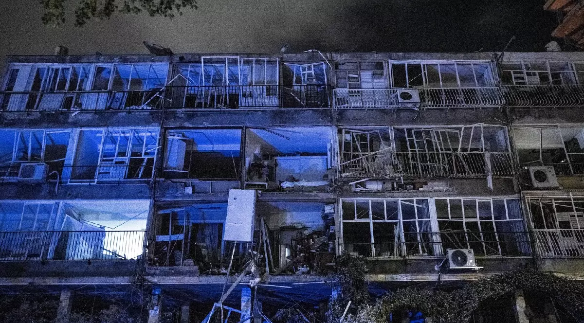 O clădire bombardată în Tel Aviv, blocul de locuințe este puternic avariat